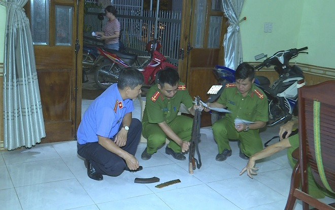 Vụ nổ súng bắn người tình trước nhà bố mẹ đẻ rồi tự sát: Thu giữ khẩu súng AK còn băng đạn 24 viên tại hiện trường Ảnh 2