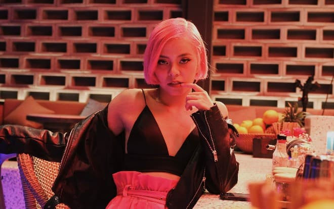 Tia Hải Châu hóa 'quân sư tình yêu', bày kế thả thính cho hội 'gái ế' trong MV 'Ai đưa em về' Ảnh 2