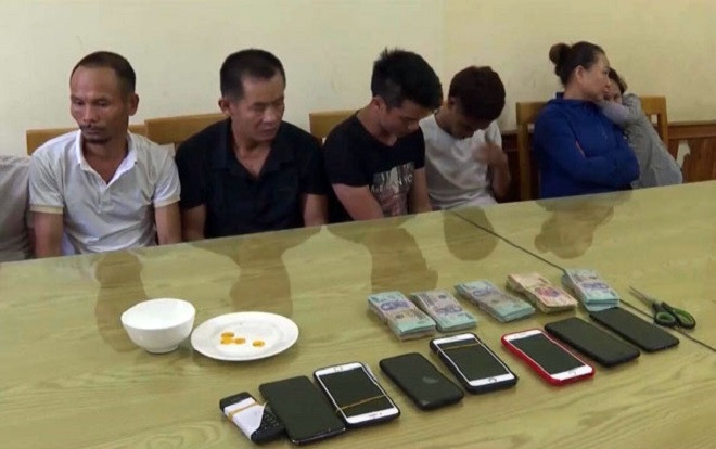 'Nữ quái' thuê thuyền đánh cá ra giữa sông Đà lập sới bạc trong đêm Ảnh 2