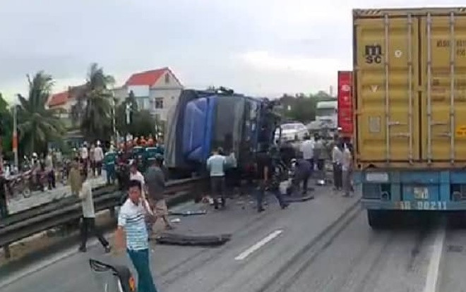 Xe tải lật ở Hải Dương, ít nhất 5 người tử vong Ảnh 2