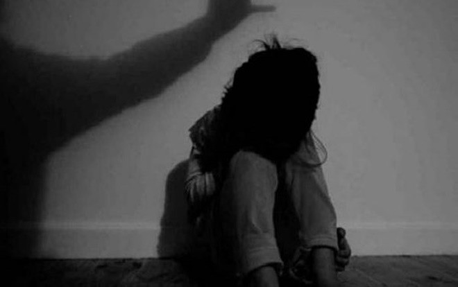 Thấy bé gái 9 tuổi đang xem ti vi một mình, nam thiếu niên bế thốc vào phòng ngủ giở trò đồi bại Ảnh 2