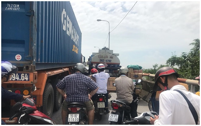 Chùm ảnh: Quốc lộ 5 tắc nghẽn kinh hoàng sau vụ xe tải lật đè 5 người tử vong Ảnh 2