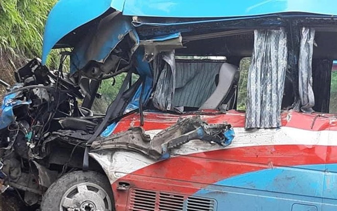 2 người nguy kịch, gần 10 người bị thương khi xe khách lao vào vách núi sau va chạm với xe đầu kéo ở Tuyên Quang Ảnh 2