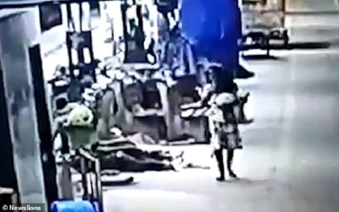 Cặp vợ chồng hiếm muộn ngang nhiên bắt cóc con người khác giữa ban ngày Ảnh 2