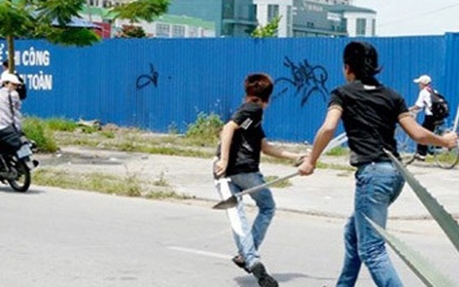 Cho rằng bị nhìn đểu, nhóm người mang hung khí truy sát nam thanh niên trong quán Internet Ảnh 2