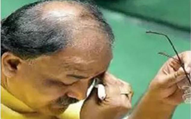 Bị nghi là nhân vật chính trong clip nóng đồng tính, chính trị gia Ấn Độ bật khóc nức nở Ảnh 2