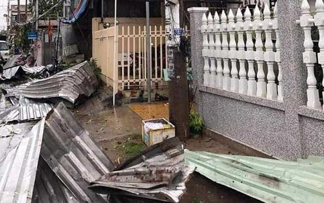 Hàng trăm căn nhà ở miền Tây bị sập và tốc mái trong mưa giông Ảnh 2