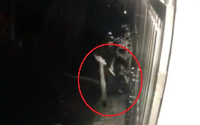 Camera ghi hình đối tượng mặc áo mưa bịt khẩu trang nổ súng vào nhà dân ở Đồng Nai Ảnh 2