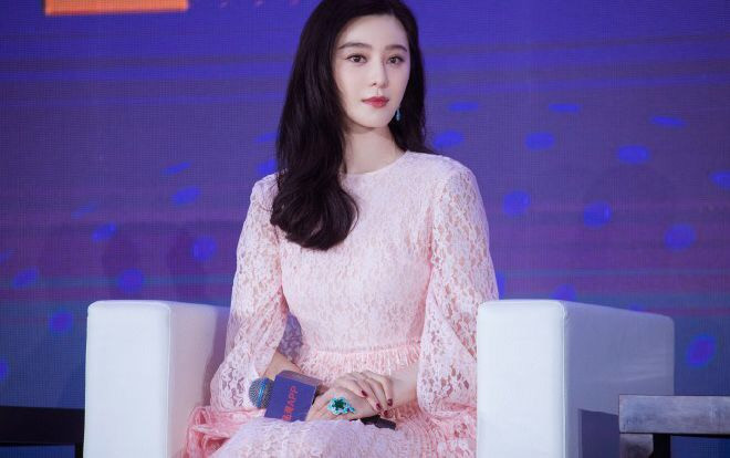 Chỉ trong 4 sự kiện, Phạm Băng Băng bị soi đeo đến 5 chiếc nhẫn kim cương khủng khác nhau trên ngón áp út Ảnh 2