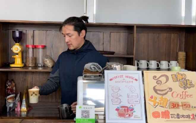 Hồ Ca để râu, nuôi tóc dài, một lòng chuyên tâm làm chuyện công ích Ảnh 2