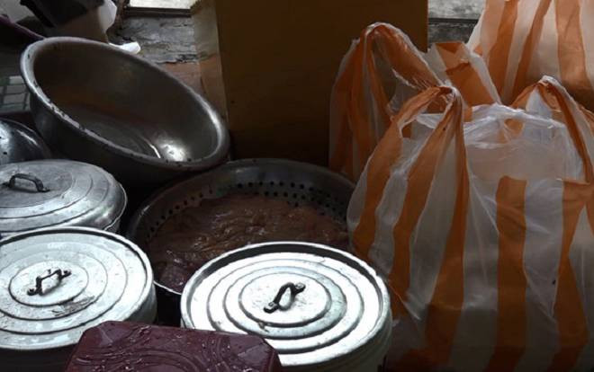 Phát hiện hơn 300kg nội tạng bẩn đang sơ chế trong nhà vệ sinh để cung cấp cho các hàng cơm quán nhậu Ảnh 2