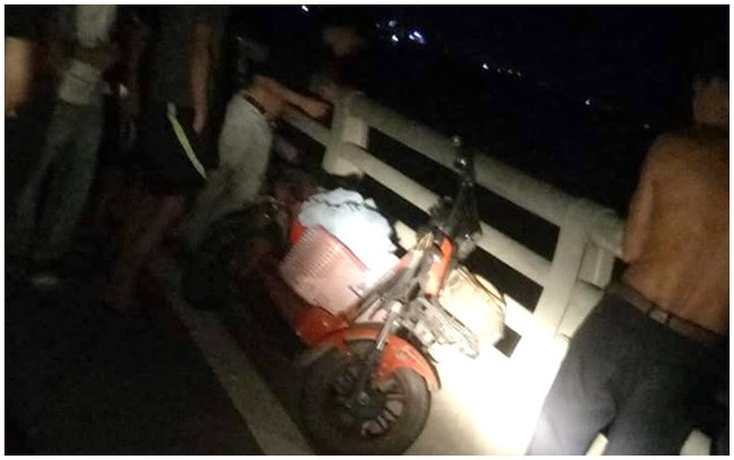 Người phụ nữ mang giỏ quần áo, đi xe đạp điện lên cầu tự tử Ảnh 2