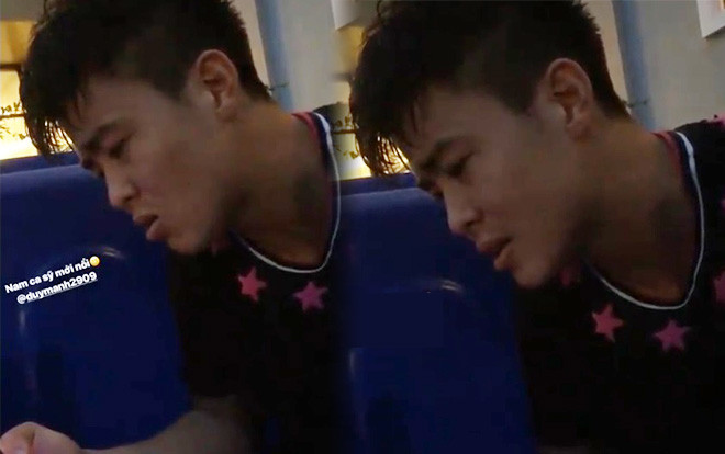 Hậu vệ Duy Mạnh nghêu ngao cover 'Tha thứ lỗi lầm' (Tuấn Hưng), 'đàn em' Văn Hậu lập tức troll: 'Nam ca sĩ mới nổi' Ảnh 2