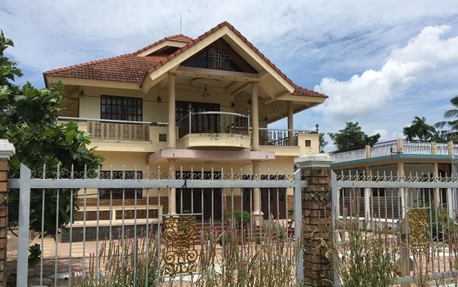 Ngôi mộ nằm giữa phòng khách trong căn biệt thự ở Bến Tre Ảnh 2