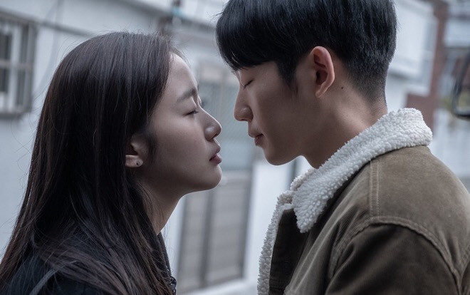 Mối tình ngọt ngào, rung động trái tim của Jung Hae In và Kim Go Eun trong phim 'Tune in for Love' Ảnh 2