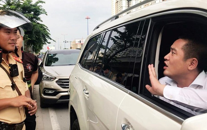 Vụ người đàn ông ôm tiền cố thủ trên xe khi bị CSGT kiểm tra: Chủ xe Mercedes bị phạt 700.000 đồng Ảnh 2