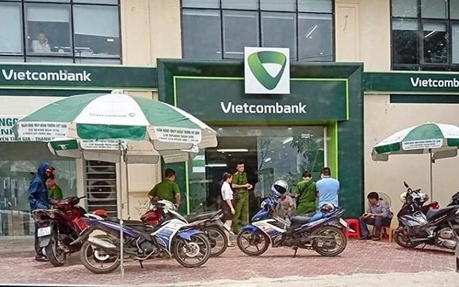 Tên cướp bịt mặt xông vào ngân hàng ở Thanh Hoá nã nhiều phát súng khiến 1 bảo vệ bị thương Ảnh 2