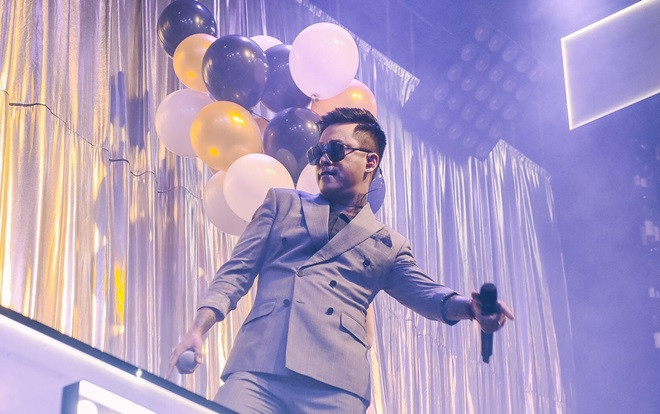 Tuấn Hưng lái siêu xe tiền tỷ chạy show, sung hết cỡ trong đêm nhạc tại TP.HCM Ảnh 2