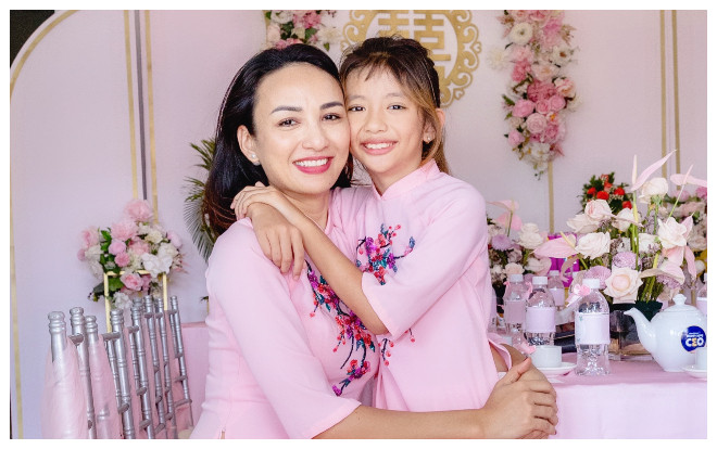 Hoa hậu Ngọc Diễm đưa con gái Chiko về dự lễ đính hôn ngập tràn sắc hồng của em gái Ảnh 2