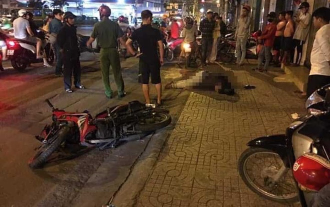 Hai tên cướp rút dao đâm nạn nhân vì giật 'hụt' điện thoại Ảnh 2