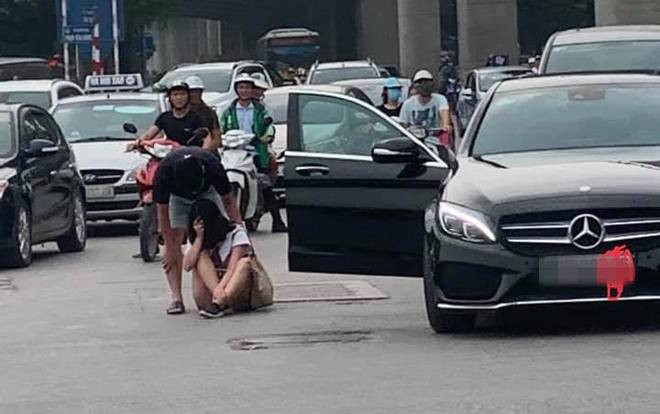 Giận dỗi bạn trai, cô gái lao từ xe Mercedes xuống đường ôm mặt khóc gây cản trở hàng chục phương tiện giao thông Ảnh 2