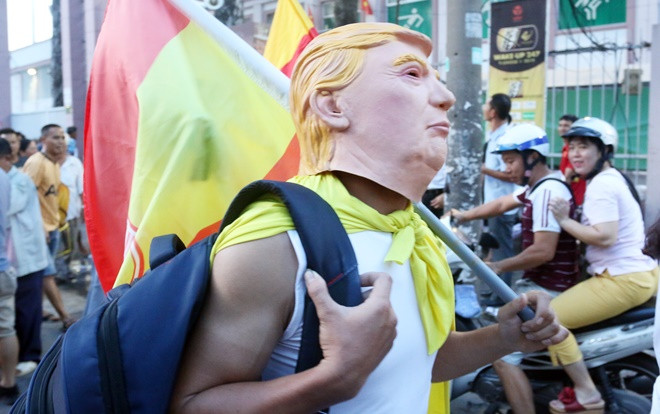 'Bản sao' Tổng thống Donald Trump… đi cổ vũ Quang Hải đấu TP.HCM Ảnh 2