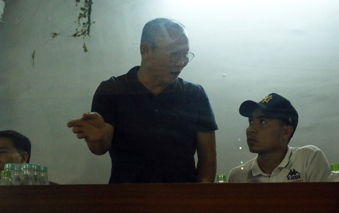 Sướng như Đức Huy, HLV Park cho vào phòng để 'dạy' trong lúc Hà Nội đấu TP.HCM Ảnh 2