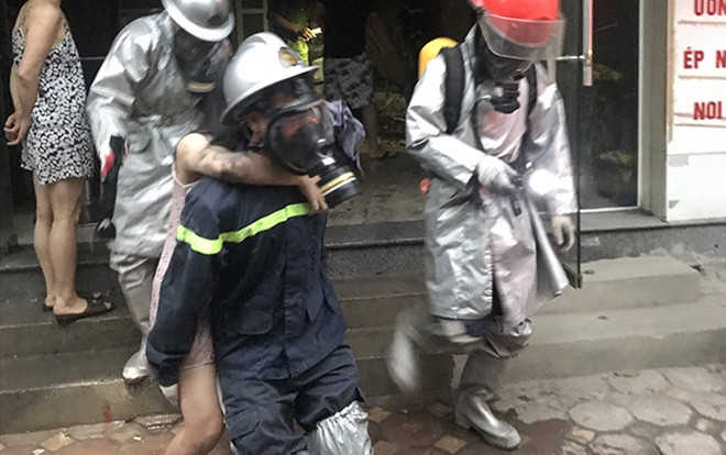 Giải cứu người phụ nữ mang bầu bị kẹt trong đám cháy nhà ở Hà Nội Ảnh 2