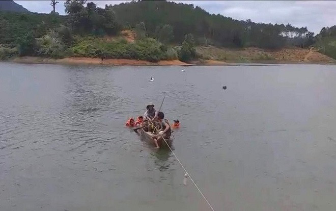 Bị lật xuồng khi đi câu cá, 3 nam sinh đuối nước thương tâm Ảnh 2