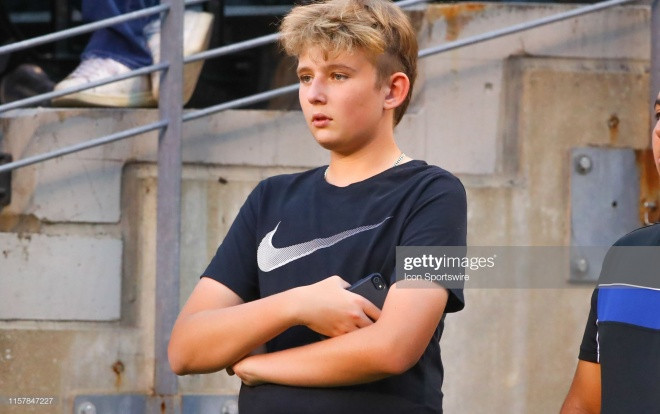 Xem đá bóng, con trai tổng thống Trump gây sốt vì quá đẹp trai Ảnh 2