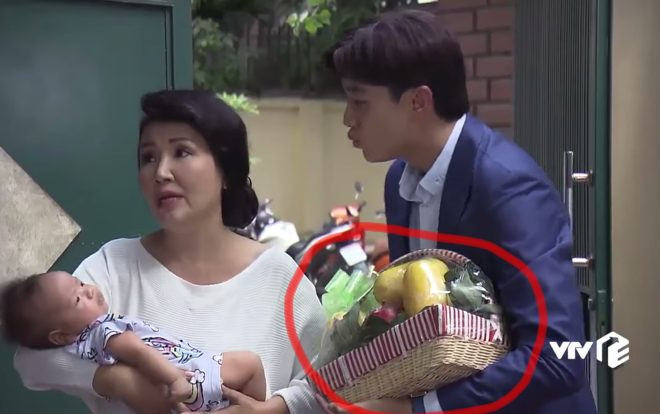 Tinh mắt như khán giả của Về Nhà Đi Con: Phát hiện ra Vũ mang biếu giỏ trái cây bằng… nhựa lúc sang nhà Thư Ảnh 2
