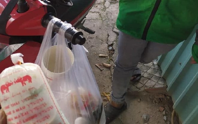 Tài xế Grab cầm 6 cốc chè bị ‘boom hàng' đứng ăn một mình khiến nhiều người rơi lệ Ảnh 2