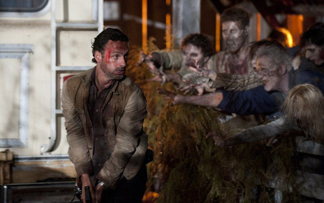 10 cảnh phim kinh hoàng nhất trong series The Walking Dead: Thây ma tấn công cũng không sợ bằng Lori sinh con Ảnh 2