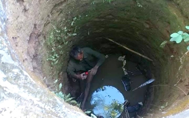 Cụ ông rơi xuống giếng hoang khi đi bắt cá ở Nghệ An Ảnh 2
