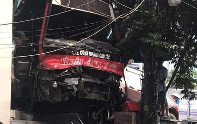 Nguyên nhân ban đầu vụ xe khách đâm hàng loạt xe máy khiến 3 người bị thương, 2 người tử vong Ảnh 2