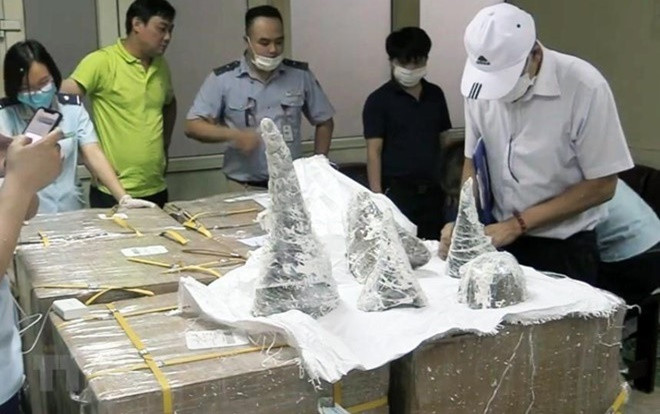 Bắt giữ hơn 125kg sừng tê giác giấu trong khối thạch cao ở sân bay Nội Bài Ảnh 2