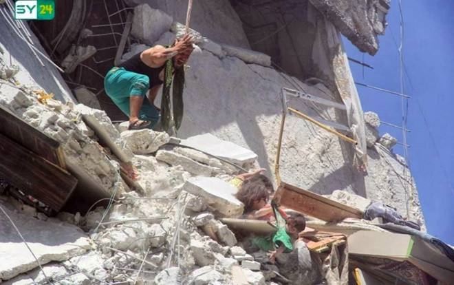 Bé gái 5 tuổi Syria thiệt mạng khi cố cứu em giữa tòa nhà bị tên lửa đánh sập Ảnh 2