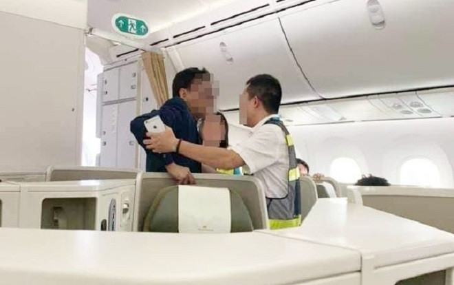Vụ hành khách hạng thương gia nghi sàm sỡ cô gái trẻ trên máy bay: 'Tôi vấp té rồi bám lên thành ghế…' Ảnh 2
