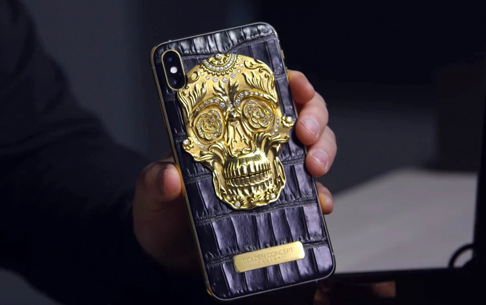 'Tiền nhiều để làm gì?': Để mua iPhone Xs Max mạ vàng, đính hơn 100 viên kim cương Ảnh 2