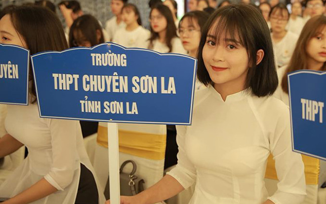 Chỉ với một bức ảnh đại diện trường trong trại hè, nữ sinh phố núi bỗng chốc 'hot' rần rần với danh xưng 'hotgirl cầm bảng' Ảnh 2