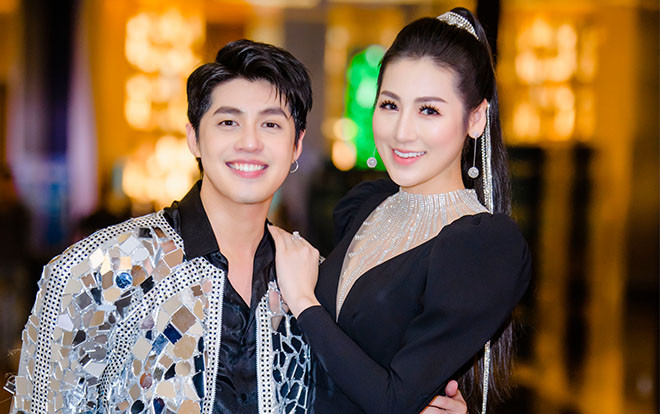 Tú Anh khoe chân dài bất tận, ôm eo chặt cứng ‘tình cũ’ Noo Phước Thịnh Ảnh 2