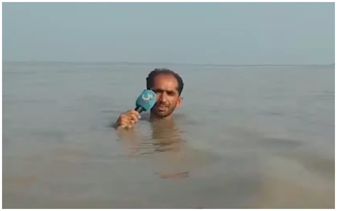 Liều mạng đưa tin giữa nước lũ ngập tới cằm, phóng viên gây tranh cãi Ảnh 2