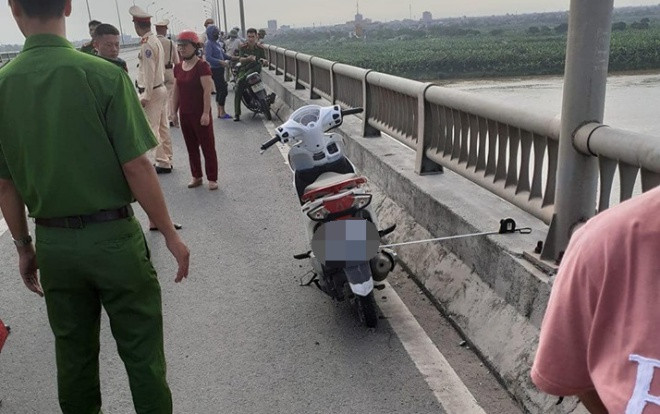 Để lại xe máy trên thành cầu Yên Lệnh, cô gái trẻ vội gieo mình xuống sông Hồng tự tử Ảnh 2