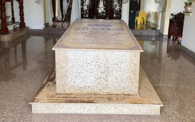 Ngôi mộ đặt giữa phòng khách căn biệt thự ở Bến Tre trên báo nước ngoài Ảnh 2