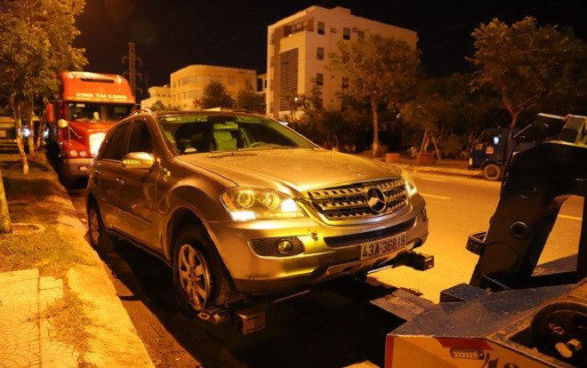 Đứng tim clip ô tô 'điên' chạy vòng vòng rồi lao vào quán nhậu khiến nhiều người tháo chạy tán loạn Ảnh 2