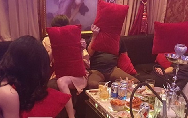 Hàng loạt tiếp viên nữ ăn mặc hở hang phục vụ khách trong phòng karaoke VIP ở Sài Gòn Ảnh 2