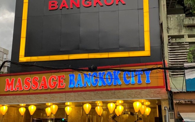 Bắt quả tang 3 nữ tiếp viên ăn mặc hở hang kích dục cho khách trong phòng VIP tiệm massage ở Sài Gòn Ảnh 2