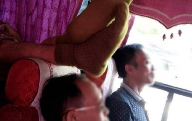 Bàn chân 'hư đốn' của người đàn ông ngồi ghế sau gác trên đầu 2 vị khách lớn tuổi khiến nhiều người bức xúc Ảnh 2