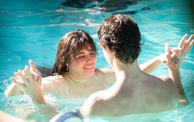 Dù khẳng định là bạn bè nhưng Shawn Mendes và Camila Cabello lại tiếp tục bị bắt gặp hôn nhau Ảnh 2