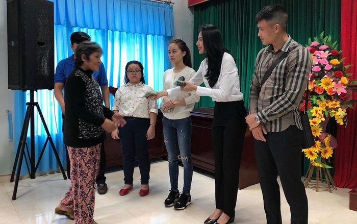 Đằng sau cuộc sống giàu sang, Công Vinh và Thuỷ Tiên tích cực làm từ thiện Ảnh 2